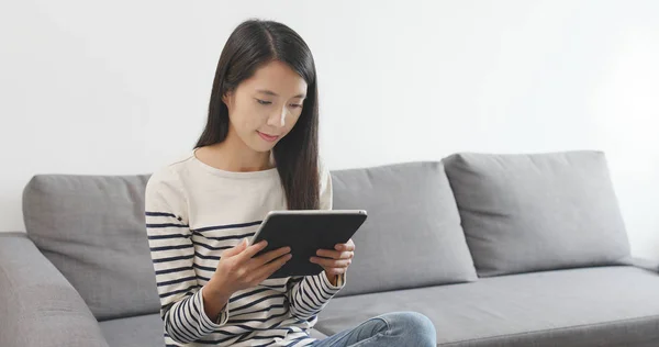 Mulher Usando Computador Tablet Casa — Fotografia de Stock