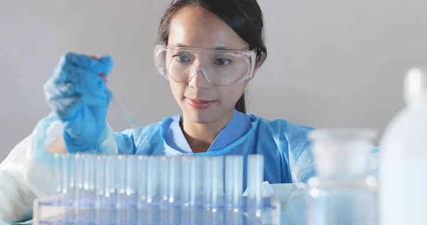 Labortechniker Führt Medizinische Tests Durch — Stockfoto