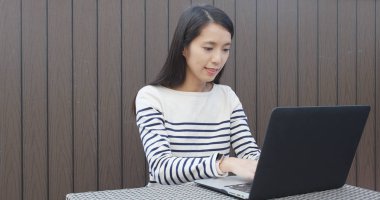 vrouw met behulp van zakboekje computer 