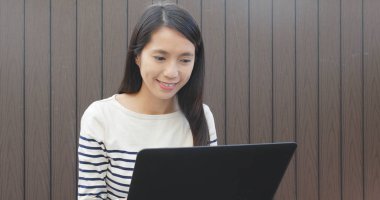 Dizüstü bilgisayar üzerinde çalışan kadın 