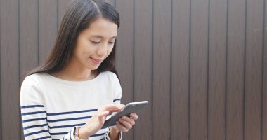 Elinde cep telefonu kullanan kadın