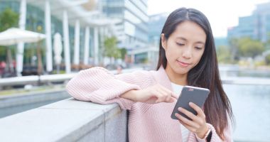 cep telefonu açık, kullanan kadın 