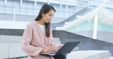 dizüstü bilgisayar açık, kullanan kadın 