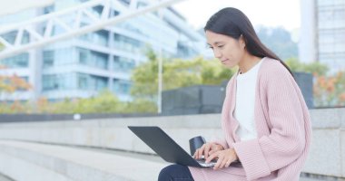 Dizüstü bilgisayar açık, kullanan kadın 