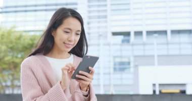 Elinde akıllı telefon kullanan kadın