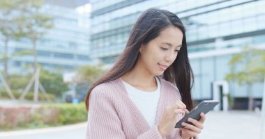 cep telefonu açık, kullanan kadın 