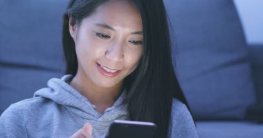 Kadın geceleri üzerinde cep telefonuna SMS göndermek 