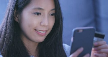 Cep telefonu ve kredi kartı fro online alışveriş, kullanan kadın Mobil alışveriş kavramı 