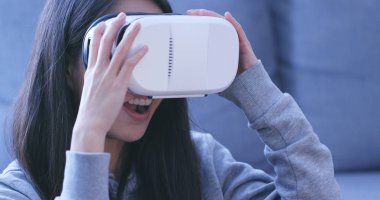 Kadın görünümlü ama sanal gerçeklik cihaz evde 