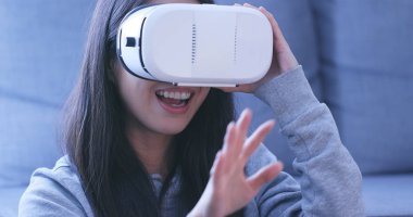 Kadın görünümlü ama sanal gerçeklik cihaz evde 