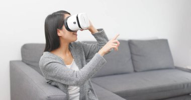 Kadın Bak yine de sanal gerçeklik kulaklık evde 