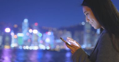 Cep telefonuyla Hong Kong geceleri işkadını 