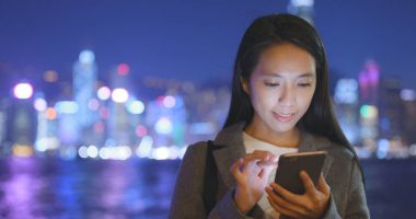 Cep telefonuyla Hong Kong şehir içinde geceleri işkadını 