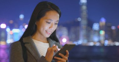 Cep telefonu Hong Kong şehir içinde geceleri kullanarak iş kadını 