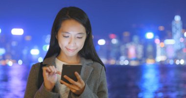 Cep telefonuyla Hong Kong geceleri işkadını 