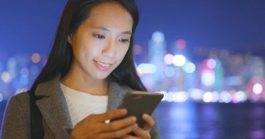 Cep telefonuyla Hong Kong şehir içinde geceleri işkadını 