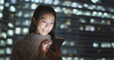 Kadın akşam cep telefonunuzun SMS gönderme 