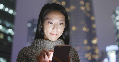 İşkadını geceleri cep telefonunuzun SMS gönderme 