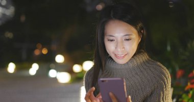 Elinde akıllı telefon kullanan kadın