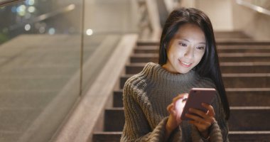 cep telefonu açık, kullanan kadın 