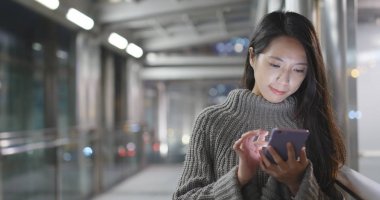 Cep telefonu şehirde geceleri kullanan kadın 