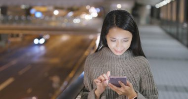 cep telefonuyla şehirde gece kadın 