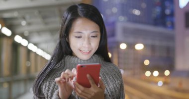 Cep telefonu şehirde geceleri kullanan kadın 