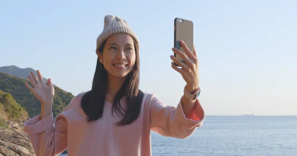 Kobieta Biorąc Selfie Telefon Tle Morza — Zdjęcie stockowe