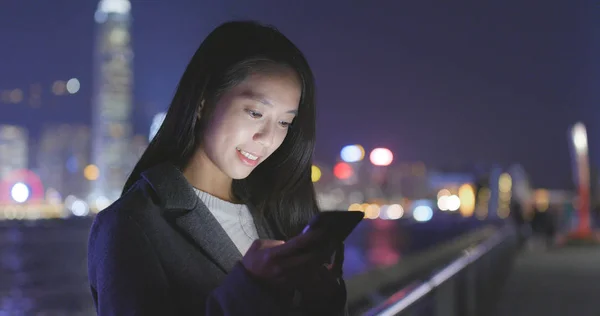 Geschäftsfrau Benutzt Nachts Handy Hongkong Stadt — Stockfoto