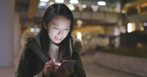 Femeie Afaceri Care Folosește Telefonul Mobil Noaptea — Fotografie, imagine de stoc