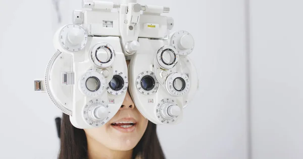 Jovem Mulher Fazendo Teste Ocular Clínica — Fotografia de Stock