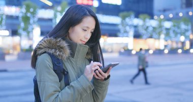 Kadın telefonda geceleri okumak. 