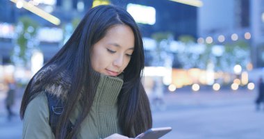 Cep telefonuyla şehirde gece genç kadın 