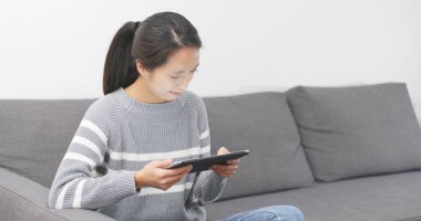 evde tablet bilgisayar kullanan kadın 