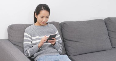 cep telefonu evde kullanan kadın 