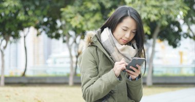 cep telefonu açık, kullanan kadın 