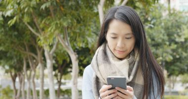 kadın okuma mesajı olarak cep telefonu 