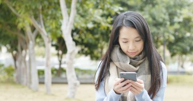 Şehirde cep telefonu kullanan bir kadın. 