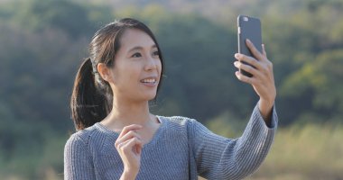 Kadın konuşmak cep telefonu üzerinde video seslenmek Tarih 