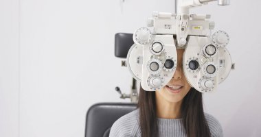 Asyalı kadın göz testi yapıyor 