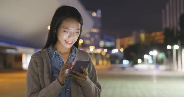 Cep telefonu kentin genç kadın göz 