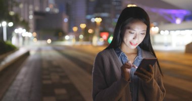 Cep telefonu kentin genç kadın göz 