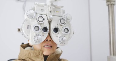 Yaşlı kadının göz testi yapması 