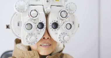 Yaşlı kadın incelemek gözlerini yaptırıyor 