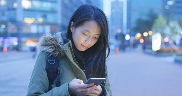 Mulher Usando Telefone Celular Cidade Noite — Fotografia de Stock