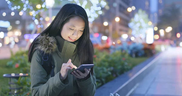 Mujer Mira Teléfono Celular Por Noche —  Fotos de Stock