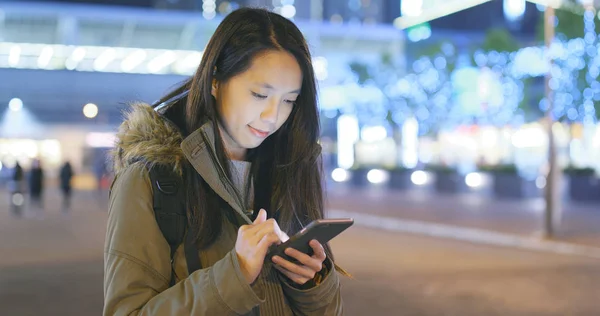 晚上在城市里用智能手机的女人 — 图库照片