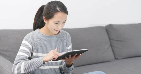 Frau Benutzt Tablet Computer — Stockfoto