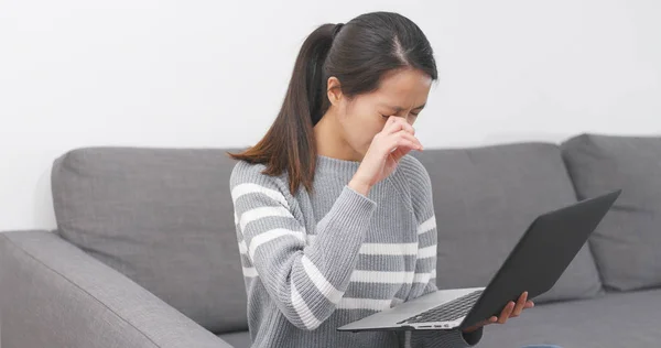 Mujer Trabajando Ordenador Portátil Sintiendo Dolor Los Ojos —  Fotos de Stock