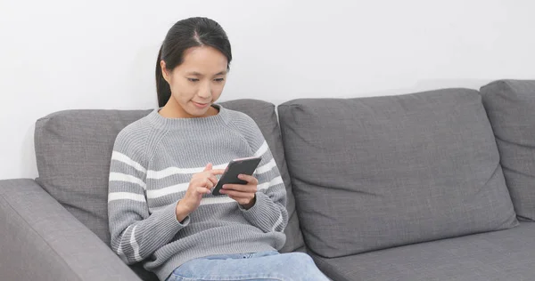 Mujer Usando Teléfono Celular Casa —  Fotos de Stock